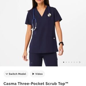 Casma 3 pocket scrub top size small